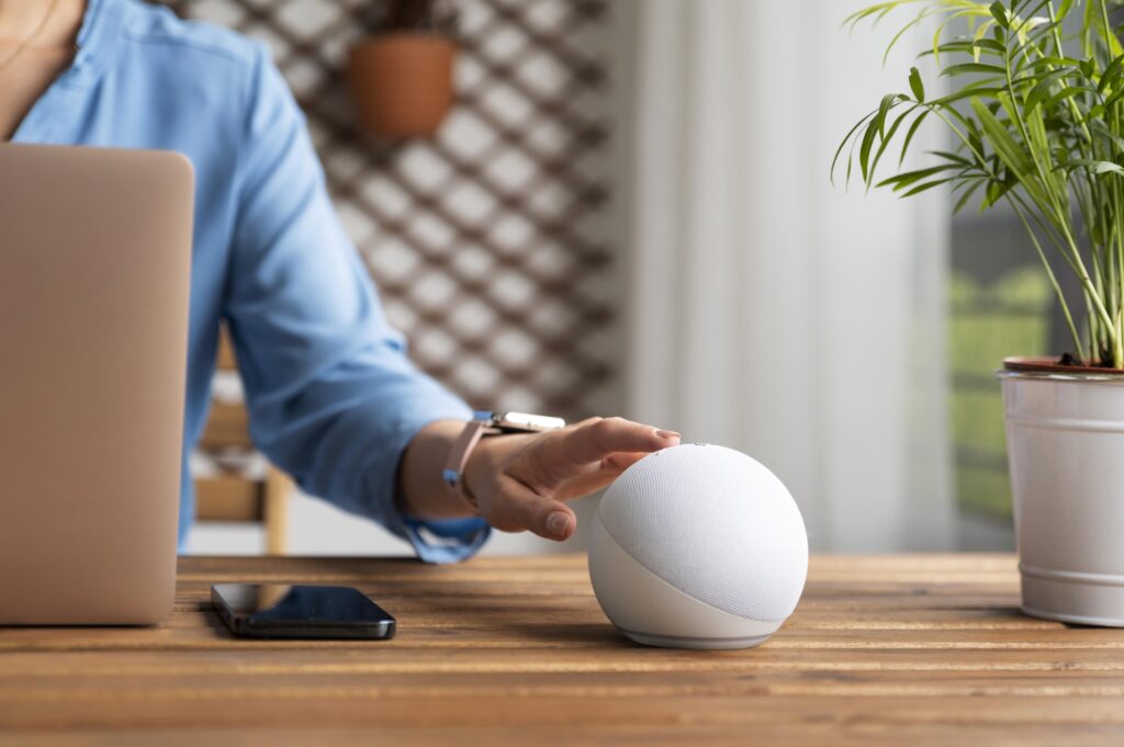 close-up-hand-touching-virtual-assistant HomePod mini 2 (2025)